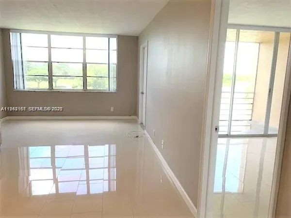 $1,950 | 9470 Live Oak Place, Unit 308, Davie, FL 33324