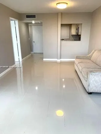 $1,950 | 9470 Live Oak Place, Unit 308, Davie, FL 33324