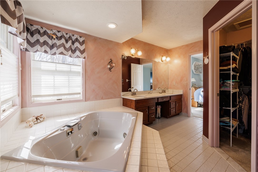 140 Eastman Estates Drive Irondequoit, NY 14622 - Photo 23 of 48 Primary En Suite