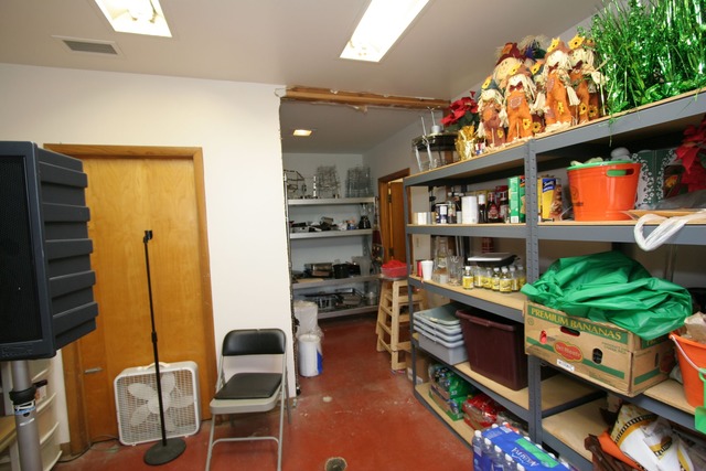 42-w635 Kedeka Road Sugar Grove, IL 60554 - Photo 22 of 25 a room with furniture and a book shelf