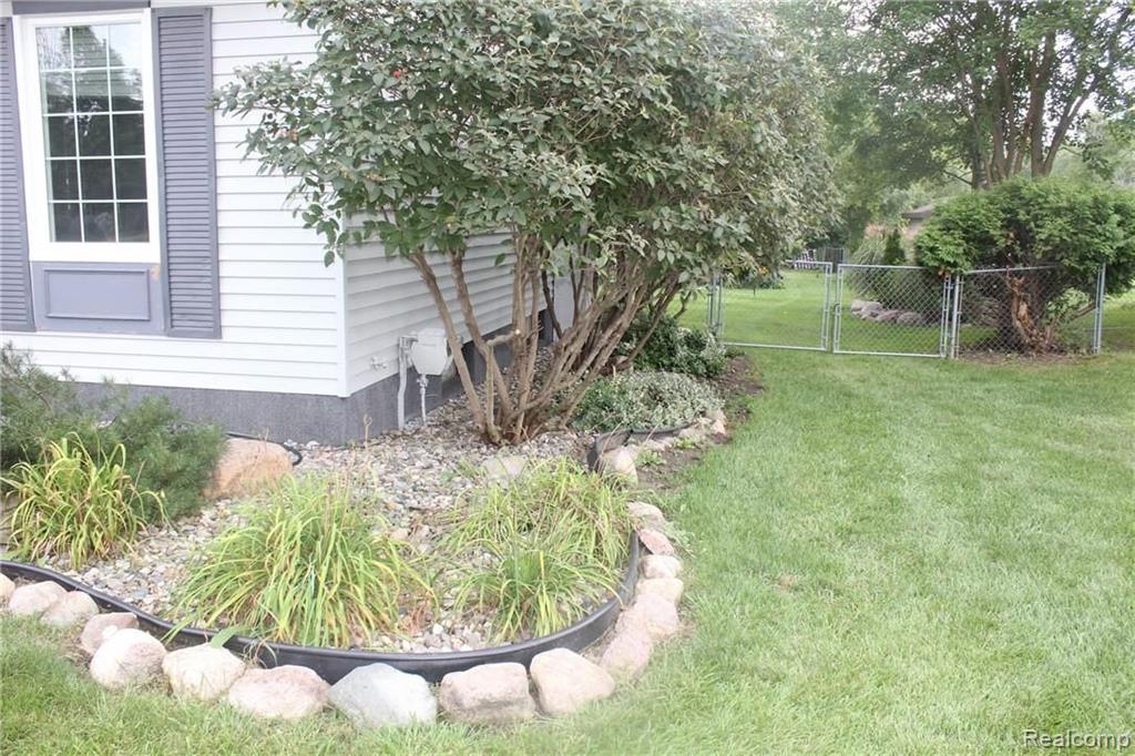 7275 Calkins Road Flint, MI 48532 - Photo 4 of 39