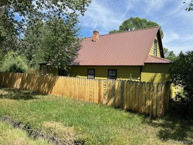 a view of house with garden