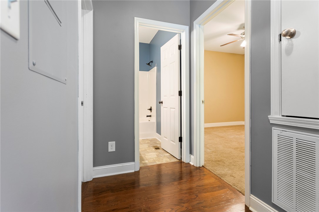 645 State Rd S-37-54 Seneca, SC 29678 - Photo 18 of 36 Hallway