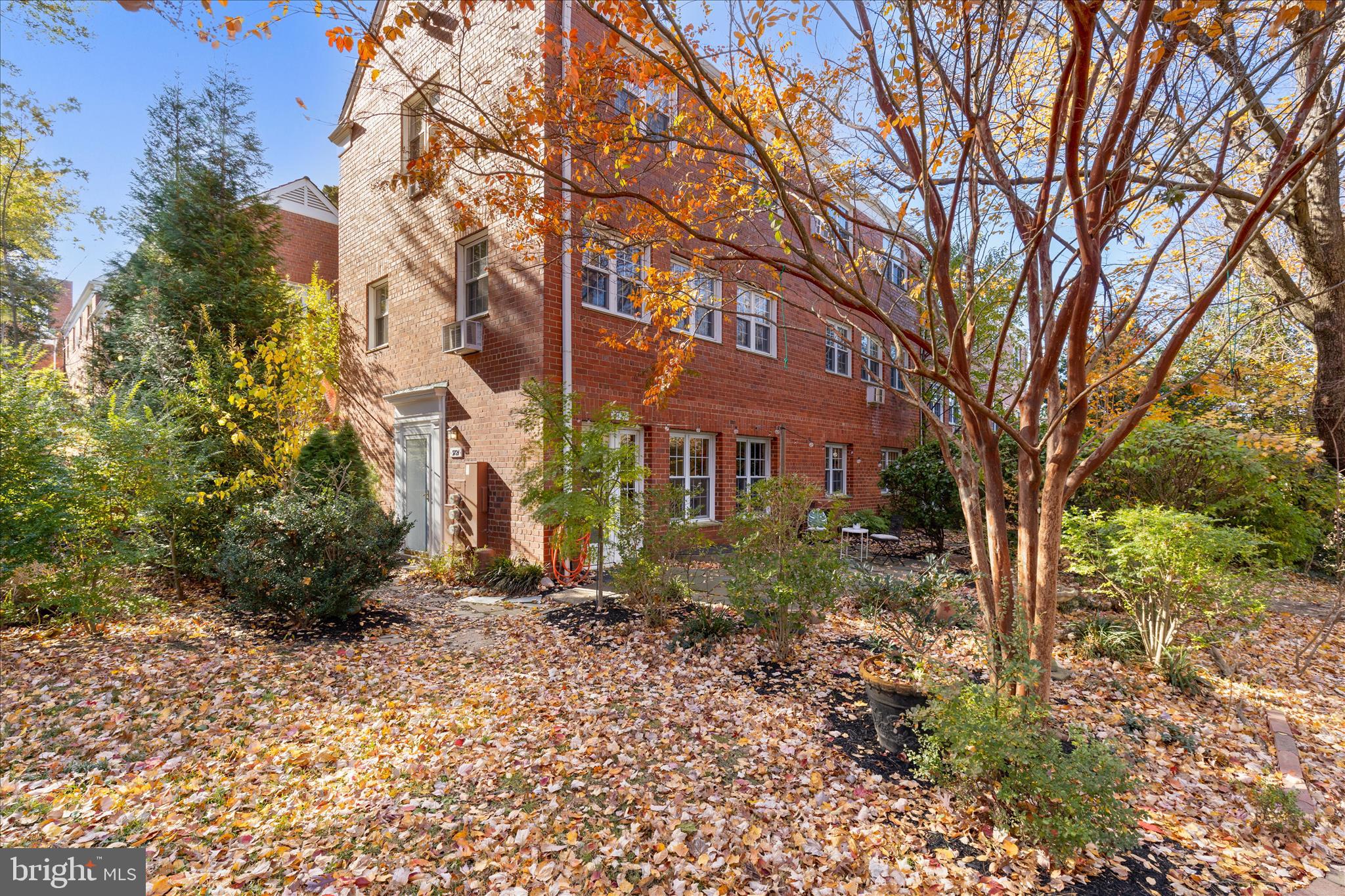 3721 Gunston Road Alexandria, VA 22302 - Photo 24 of 28 a front view of a house with a yard