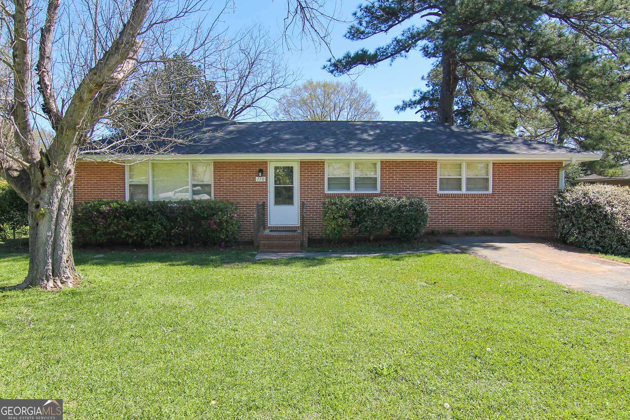 110 Springdale Drive Warner Robins, GA 31088 - Photo 1 of 25 front view of house with a yard