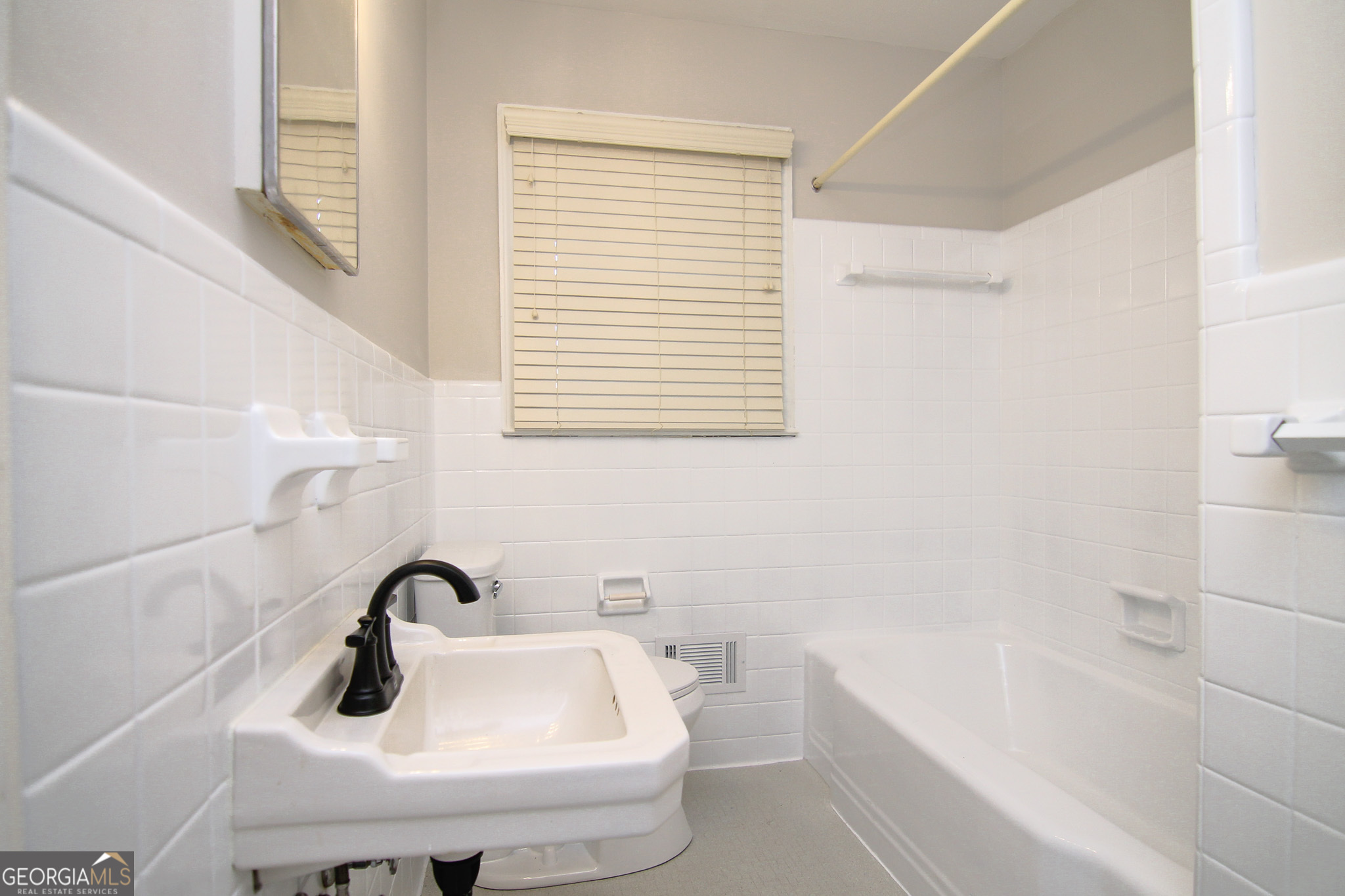 110 Springdale Drive Warner Robins, GA 31088 - Photo 14 of 25 a bathroom with a sink a bathtub and next to a window