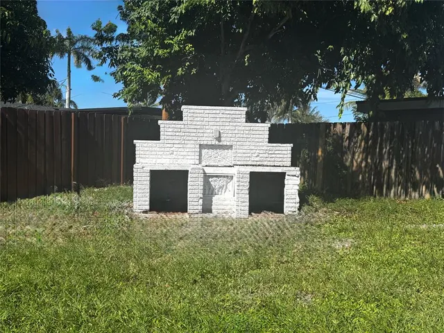 a view of a backyard