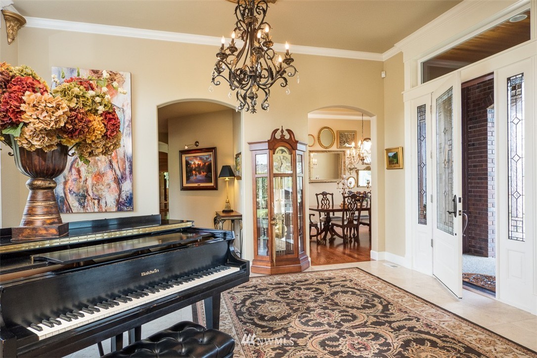 9815 Belfair Road Bellevue, WA 98004 - Photo 4 of 25 Gallery Image 4