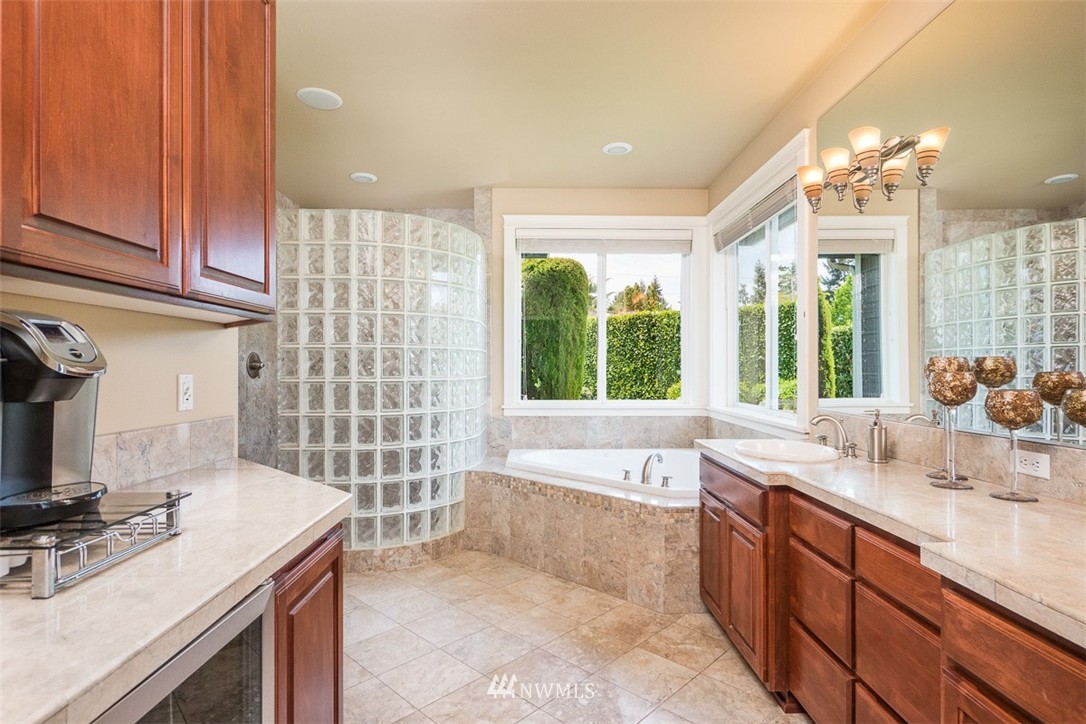 9815 Belfair Road Bellevue, WA 98004 - Photo 7 of 25 Gallery Image 7