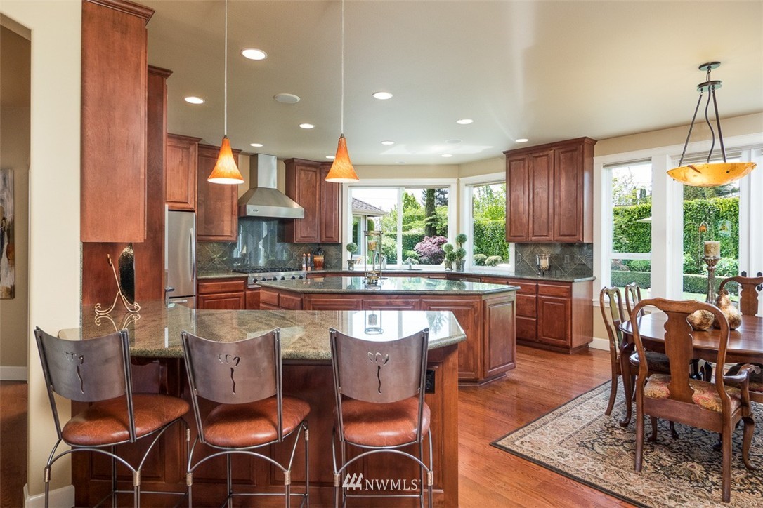 9815 Belfair Road Bellevue, WA 98004 - Photo 9 of 25 Gallery Image 9