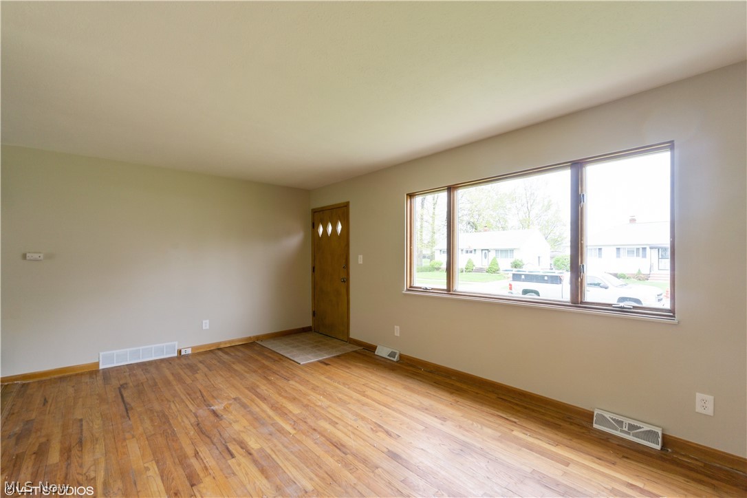 30112 Vineyard Road Willowick, OH 44095 - Photo 9 of 23