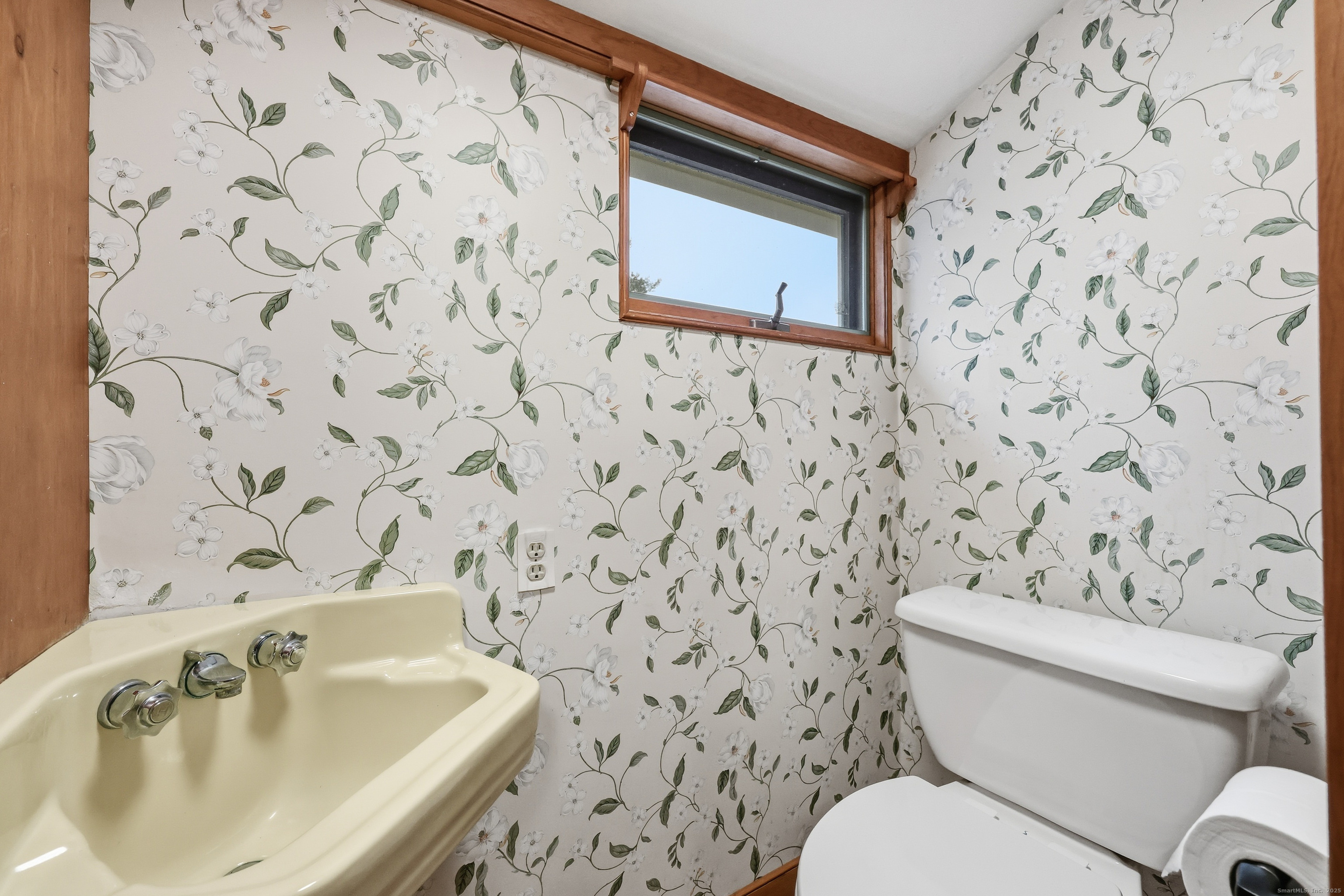 268 Main Street Durham, CT 06422 - Photo 20 of 40 Main level powder room.