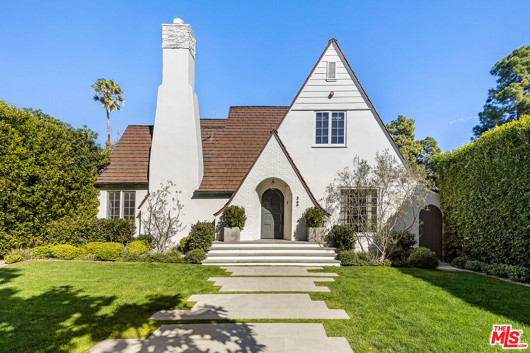 369 22nd Street Santa Monica, CA 90402 - Photo 2 of 29 a view of a house with a yard