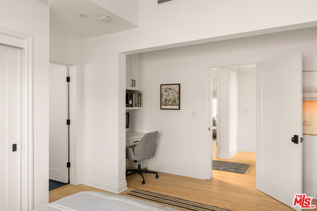 369 22nd Street Santa Monica, CA 90402 - Photo 24 of 29 a view of a livingroom with a workspace