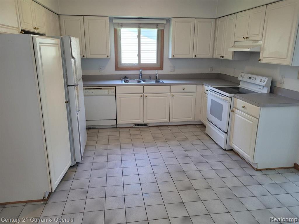 30744 South Gibraltar Road Rockwood, MI 48173 - Photo 6 of 22