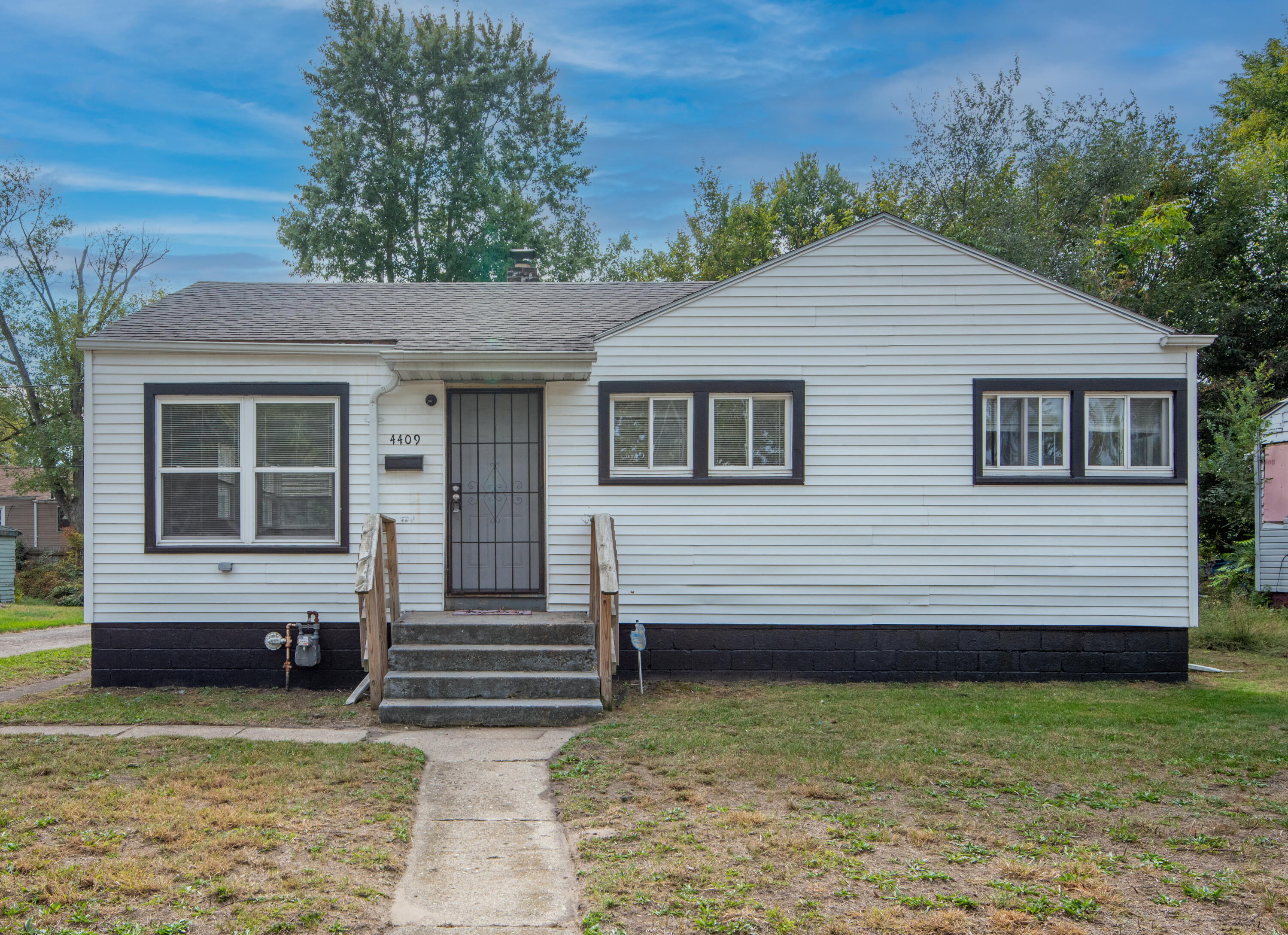 a view of house with backyard