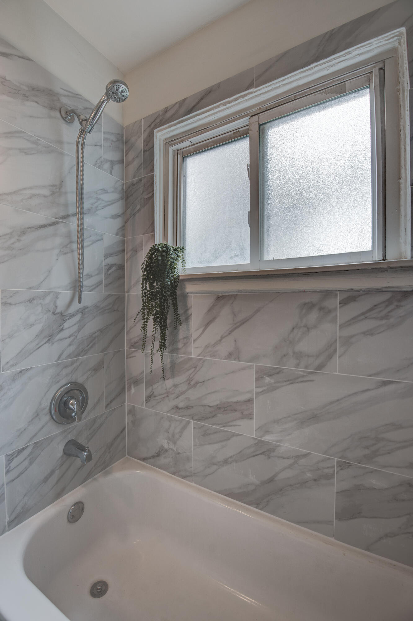4409 East 11th Avenue Gary, IN 46403 - Photo 15 of 32 a bathroom with a tub