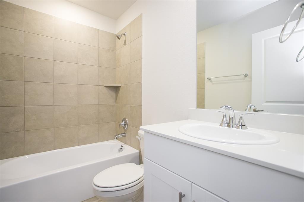 404 Castle Road Sherman, TX 75092 - Photo 15 of 25 a bathroom with a sink a toilet and a bathtub