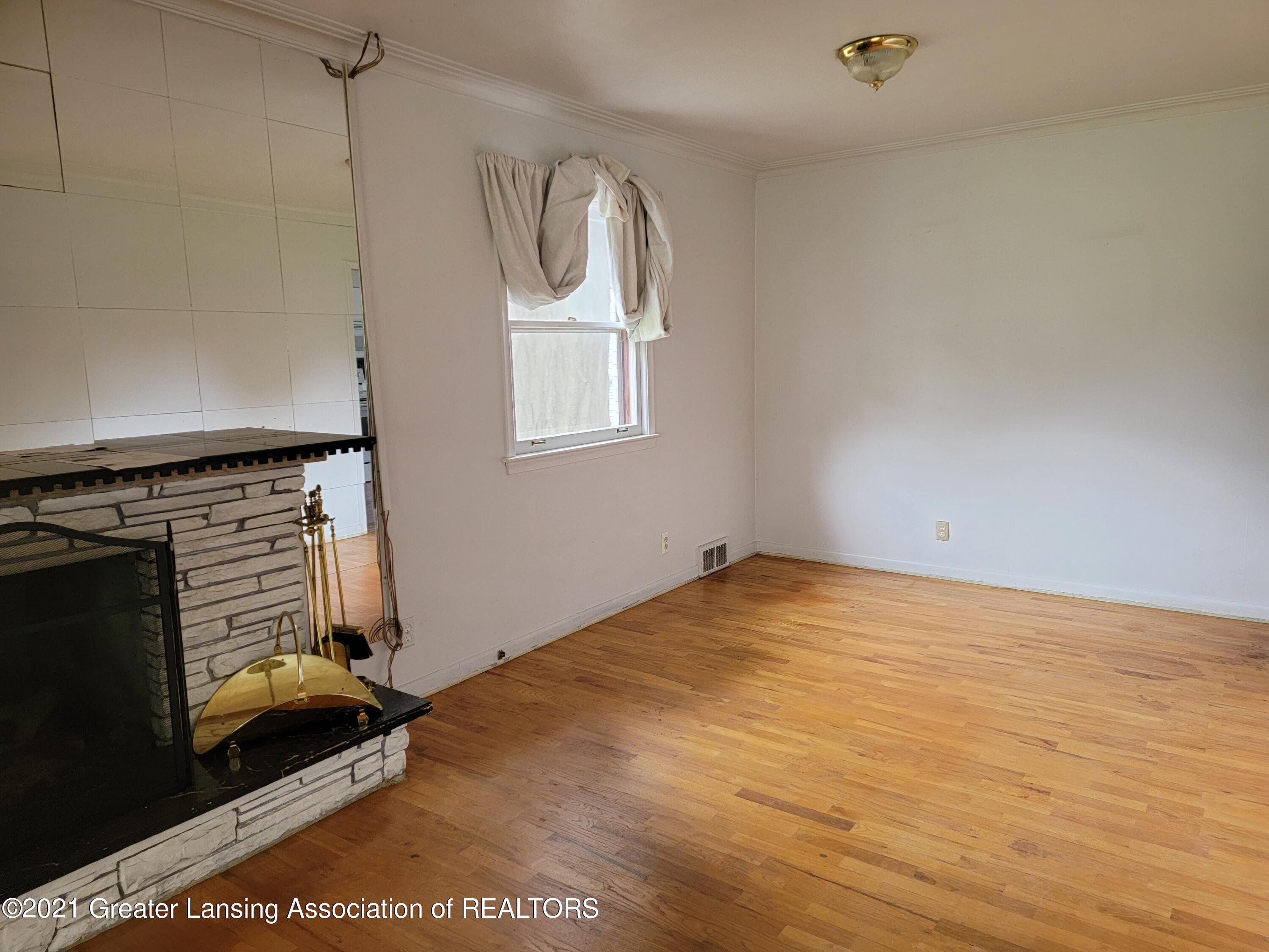 2901 South Cambridge Road Lansing, MI 48911 - Photo 6 of 44 20210920_142740