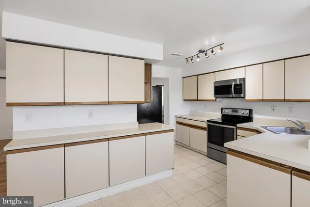 $3,350 | 828 Chanticleer, Cherry Hill, NJ 08003