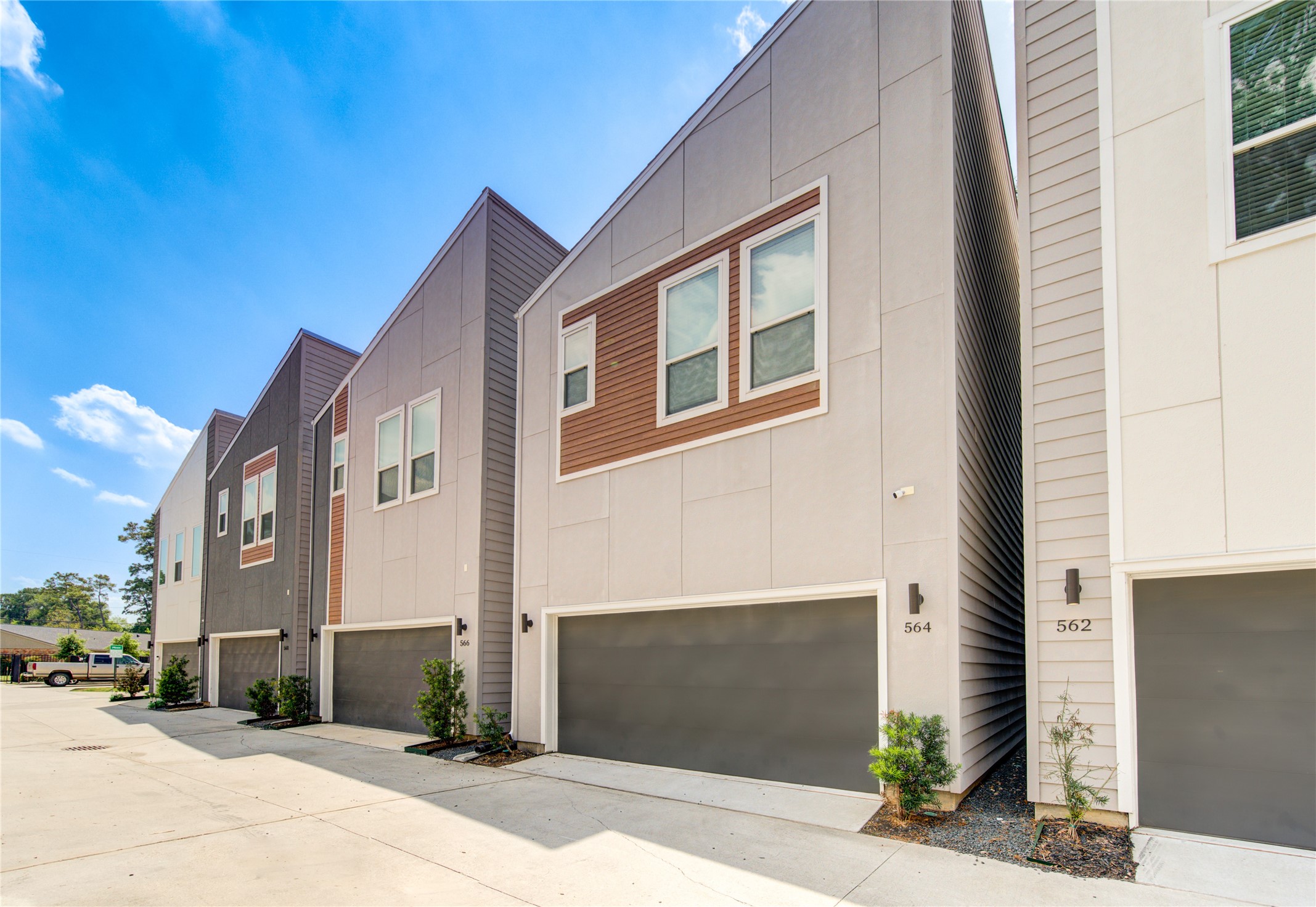 564 Janisch Road Houston, TX 77018 - Photo 3 of 24