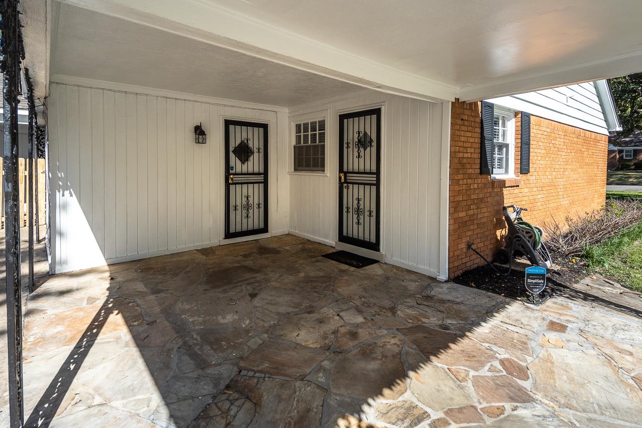 4983 Dee Road Memphis, TN 38117 - Photo 20 of 25 a view of livingroom with window and entryway