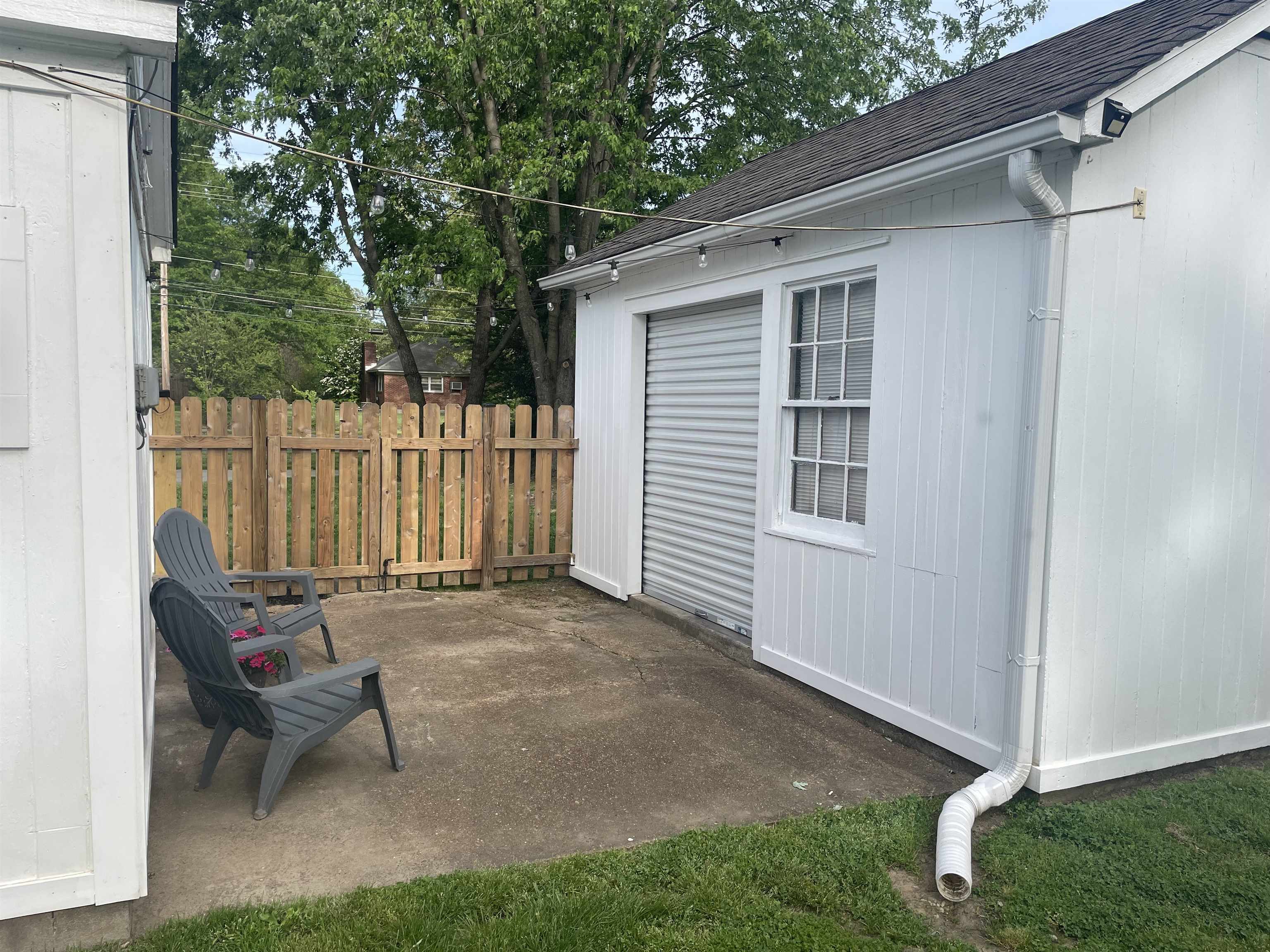 4983 Dee Road Memphis, TN 38117 - Photo 23 of 25 a backyard of a house with table and chairs
