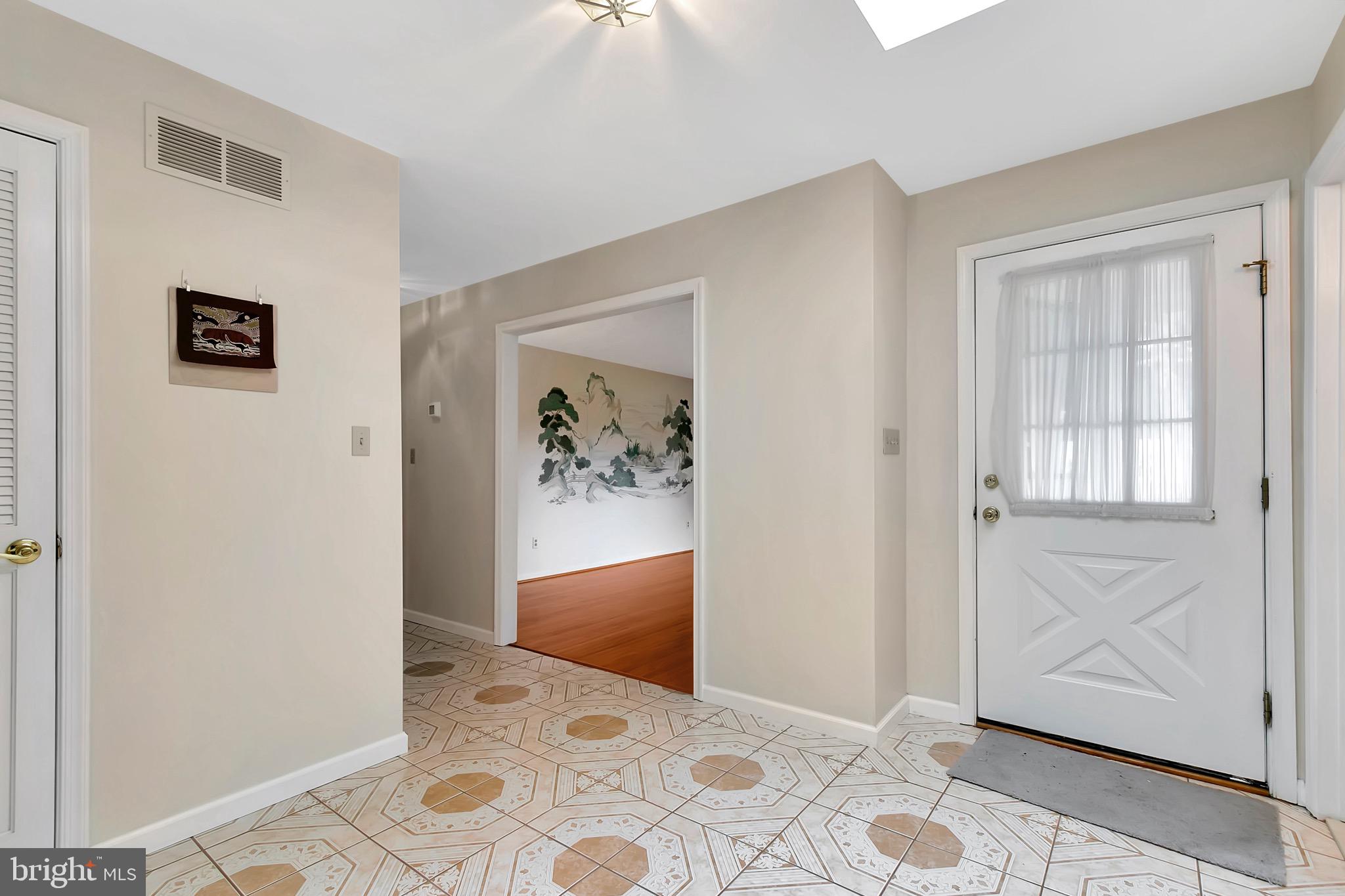 18 Holt Road Newark, DE 19711 - Photo 6 of 40 Foyer
