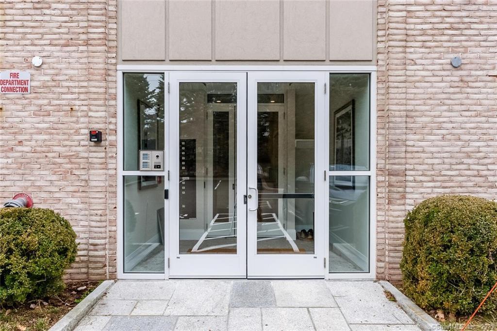 1990 Bronson Road, Unit 2 Fairfield, CT 06824 - Photo 19 of 33 a view of a entryway of the house