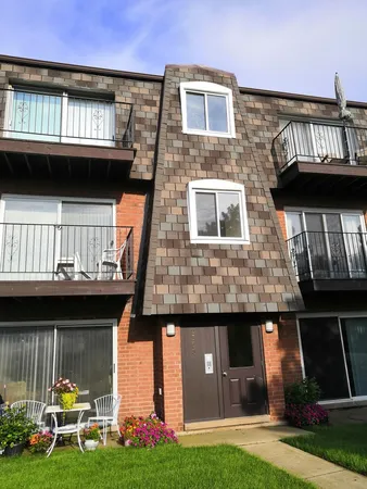 $1,665 | 9368 Bay Colony Drive, Unit 2S, Des Plaines, IL 60016