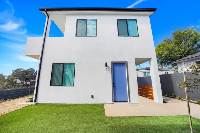 a view of an front of house with a yard