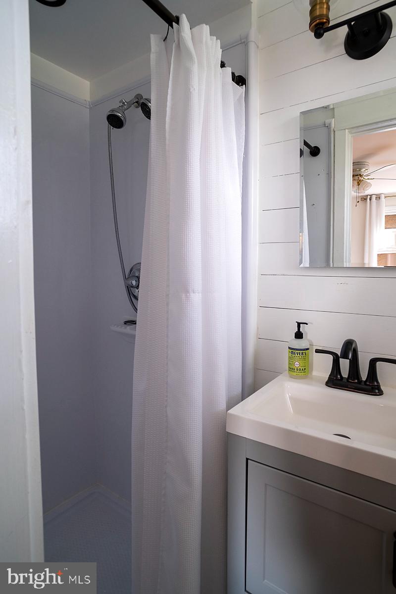 1905 Clifden Road Catonsville, MD 21228 - Photo 10 of 24 Master bath
