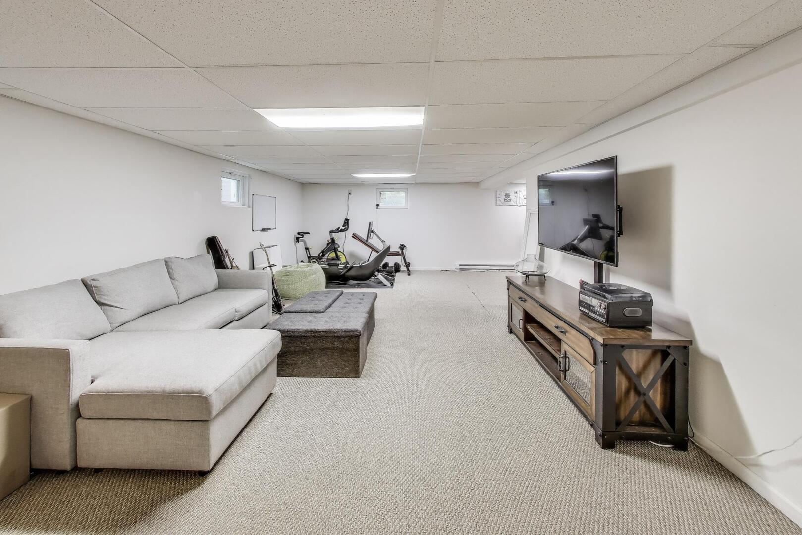 248 Beverly Road Barrington, IL 60010 - Photo 20 of 27 a living room with furniture and a mirror