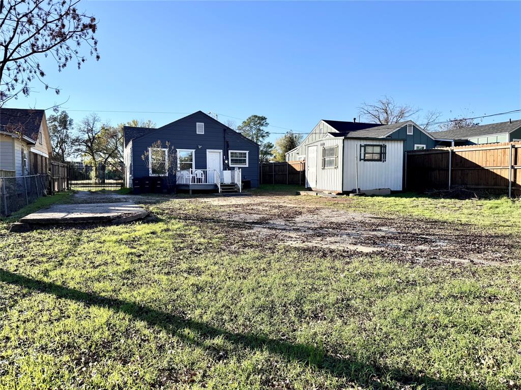 202 North Riverside Drive Fort Worth, TX 76111 - Photo 24 of 25 a house view with a garden space