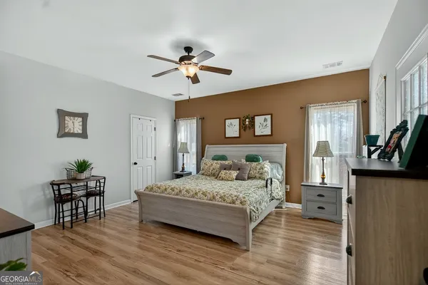 a bed room with a bed and a dresser in it