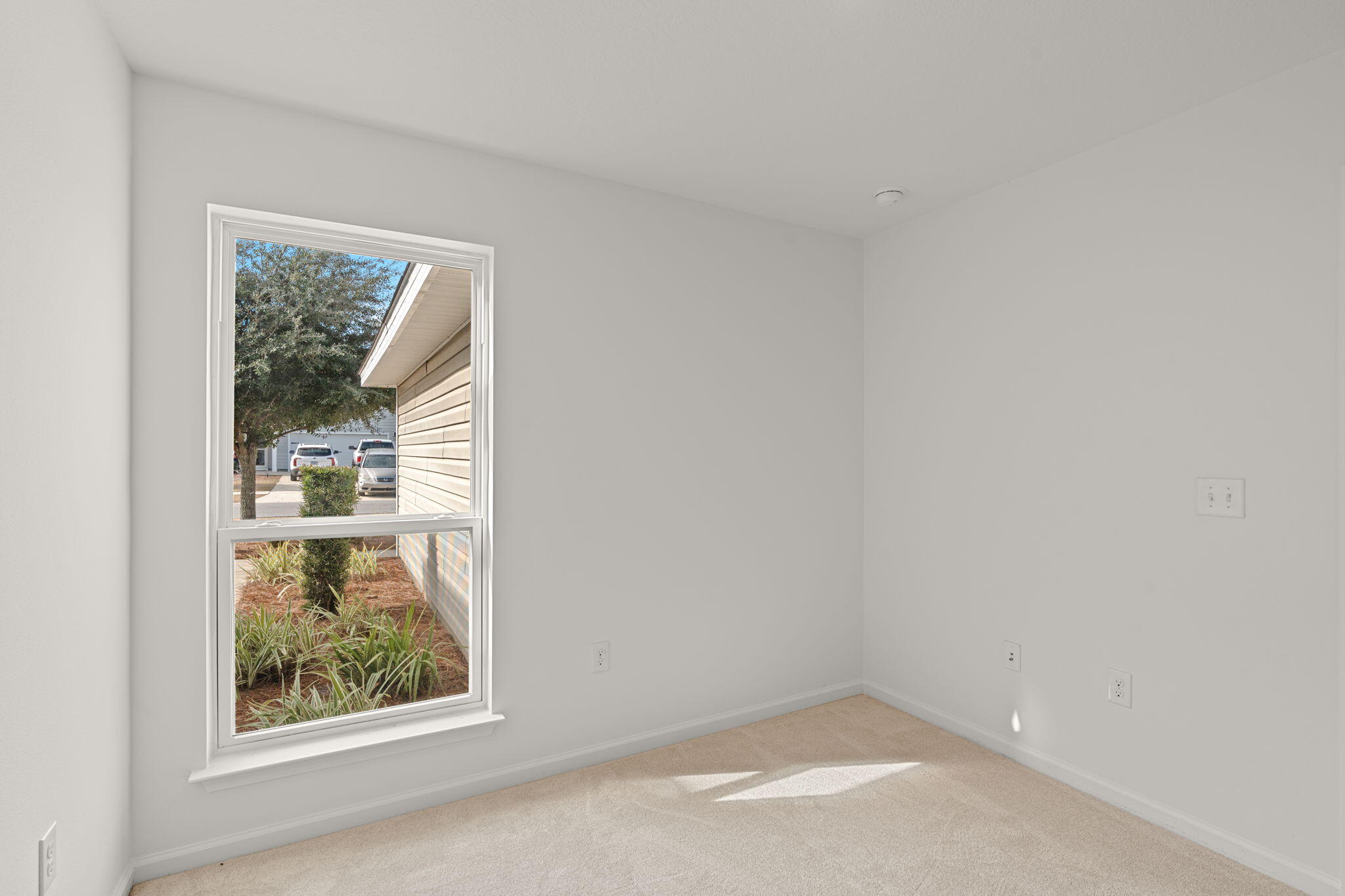 545 Earl Godwin Road Freeport, FL 32439 - Photo 30 of 50 an empty room with window