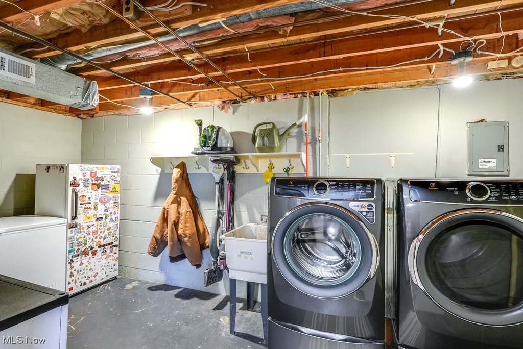 1157 Bass Circle Northwest Canton, OH 44708 - Photo 21 of 31 Laundry room with a sink, visible vents, laundry area, and washing machine and clothes dryer