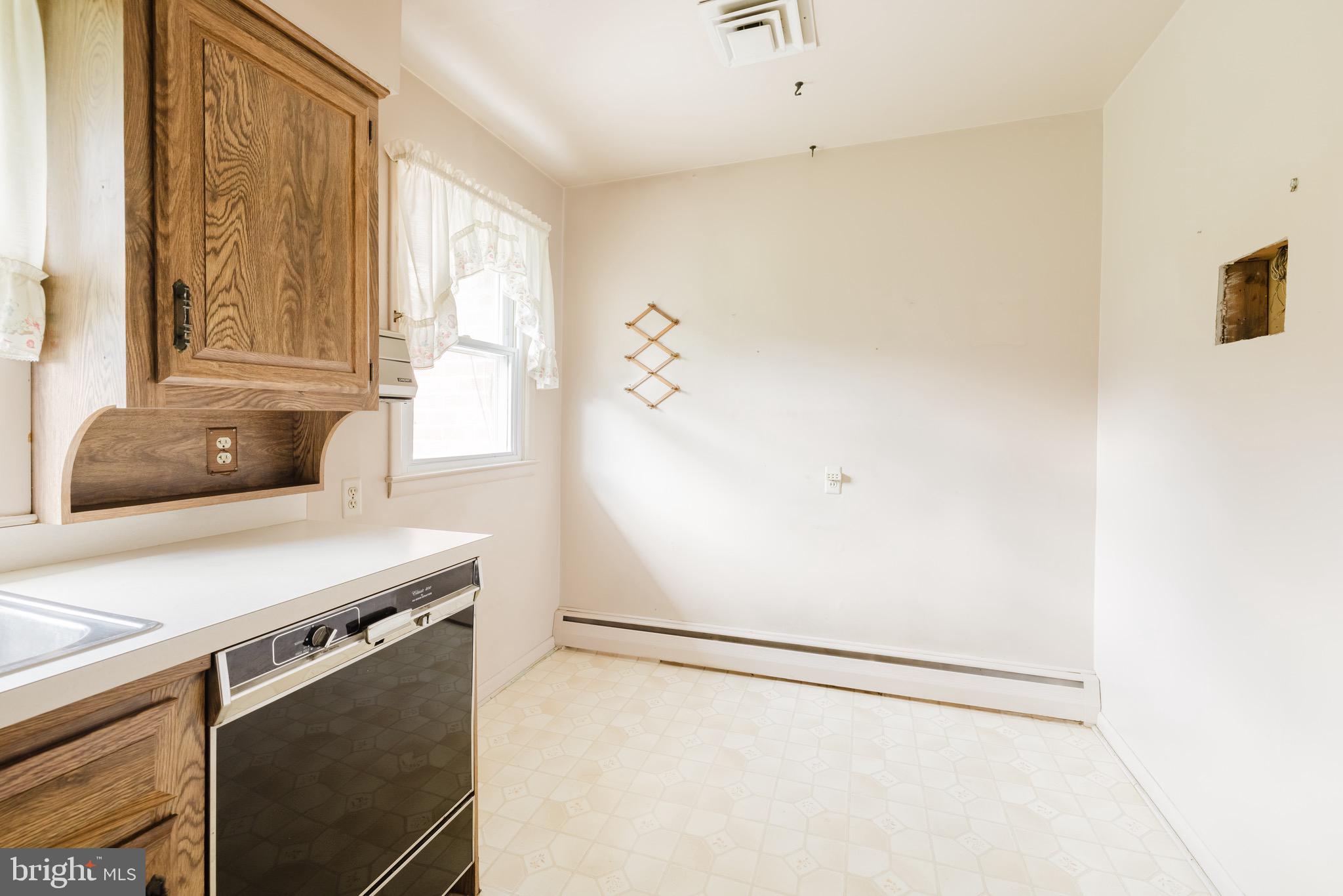 716 Providence Road Baltimore, MD 21286 - Photo 8 of 34 Table space and window for morning sun