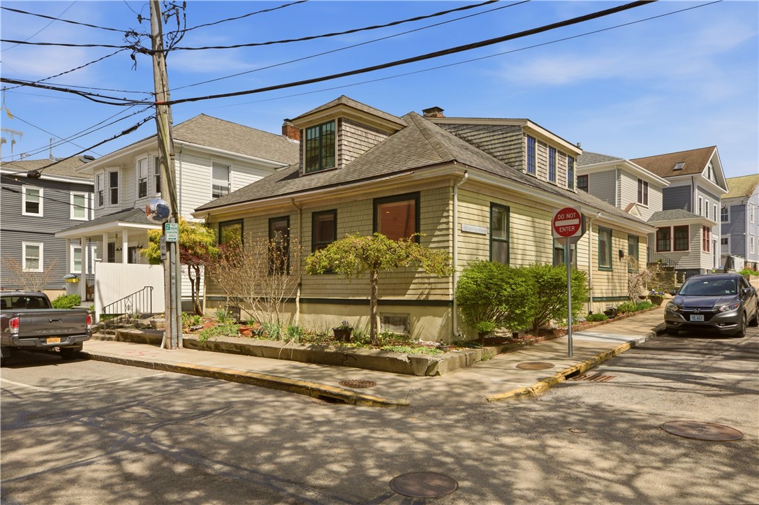 24 Spring Street Newport, RI 02840 - Photo 2 of 27