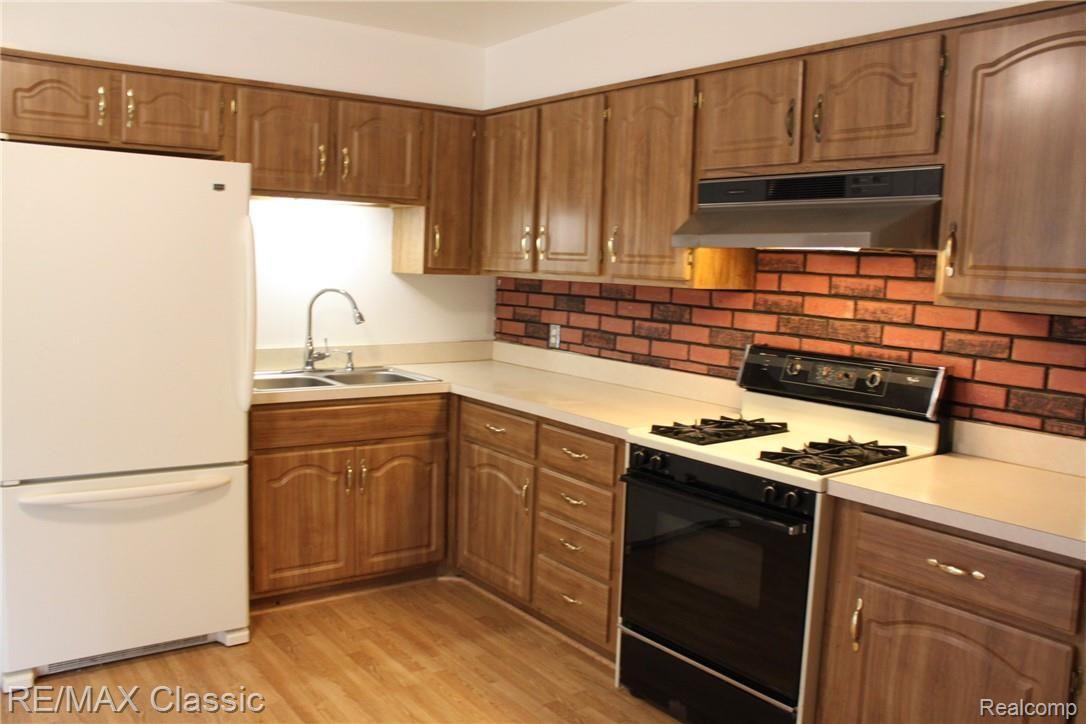 7923 Jennings Road Whitmore Lake, MI 48189 - Photo 4 of 9 Kitchen w/Gas Stove