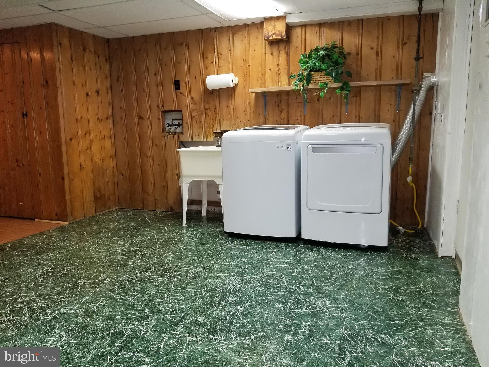 5438 Channing Road Baltimore, MD 21229 - Photo 11 of 20 a utility room with dryer and washer