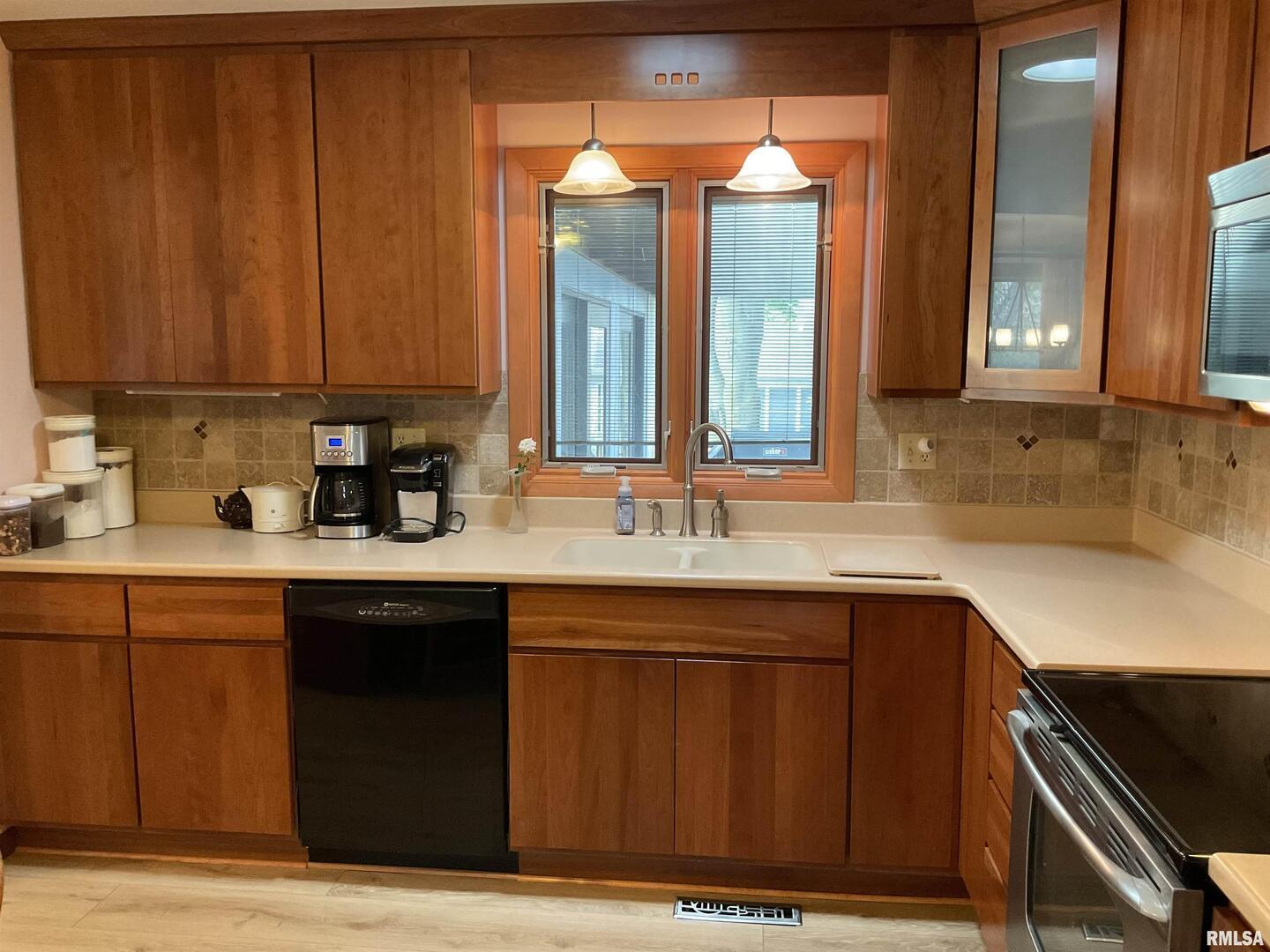 809 West Spring Street Eldridge, IA 52748 - Photo 12 of 50 Gallery Image 12