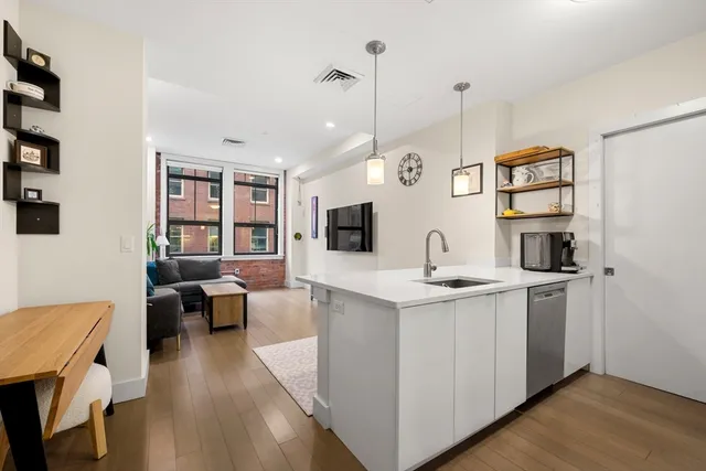 $1,050,000 | 121-127 Portland Street, Unit 307, Boston, MA 02114