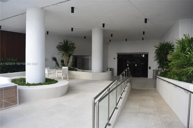 $6,000 | 6365 Collins Avenue, Unit 3804, Miami Beach, FL 33141