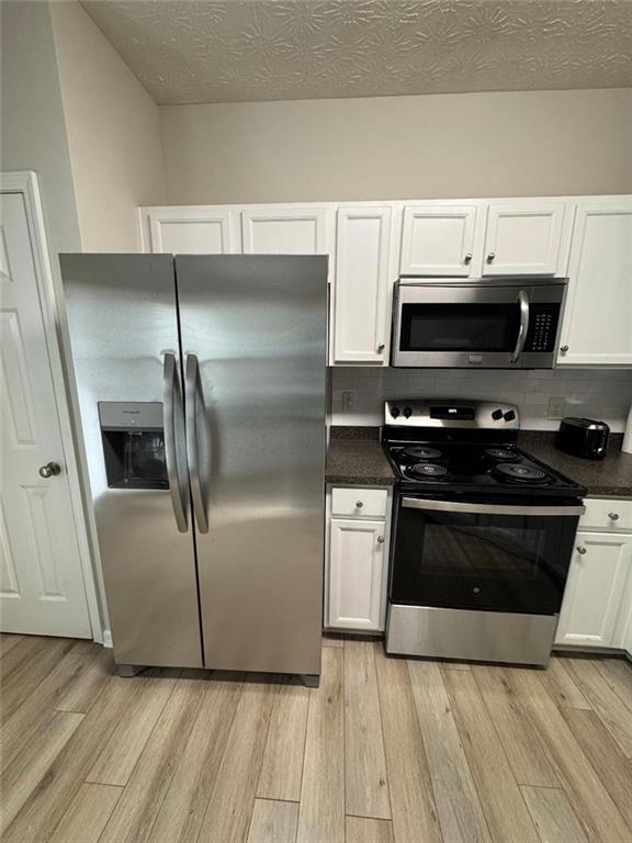 240 Ridge Mill Drive Acworth, GA 30102 - Photo 4 of 22 a kitchen with granite countertop a stove and a refrigerator