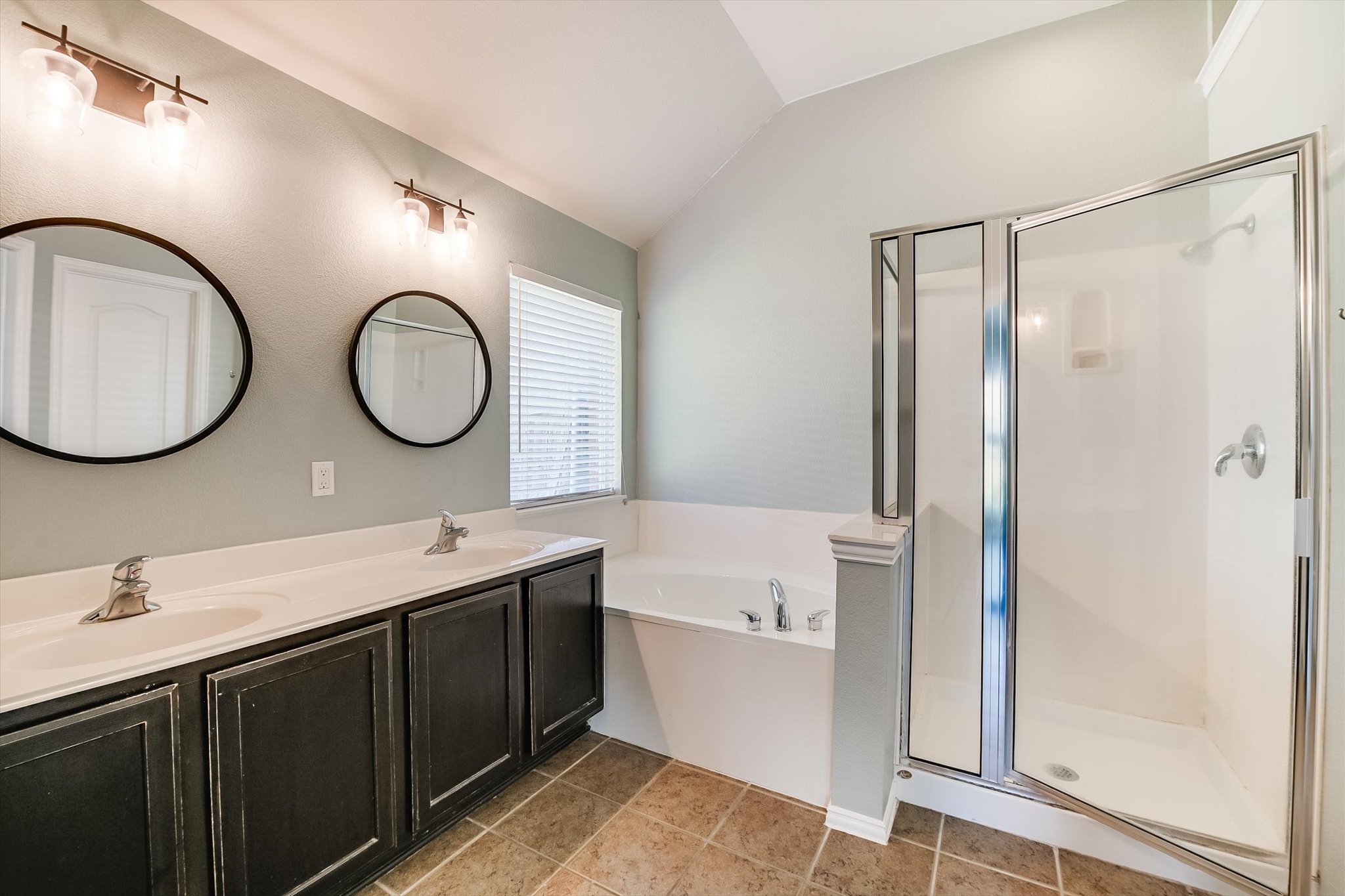 20609 Kearney Hill Road Pflugerville, TX 78660 - Photo 14 of 21 Primary Bath