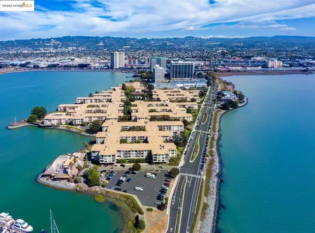 $339,000 | 7 Commodore Drive, Unit A355, Emeryville, CA 94608