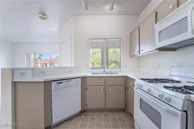$1,500 | 251 South Green Valley Parkway, Unit 3921, Henderson, NV 89012