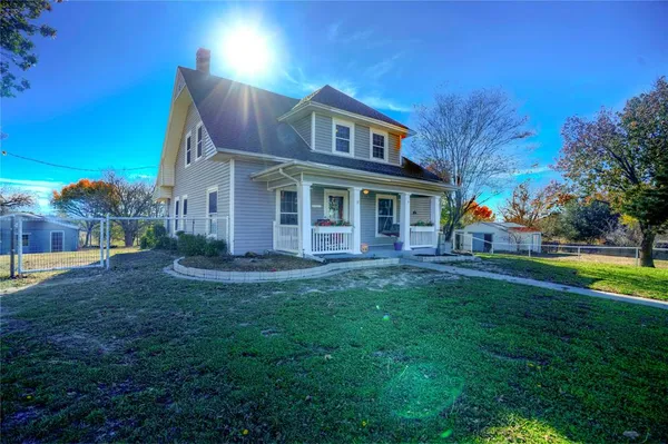 a view of house with a yard