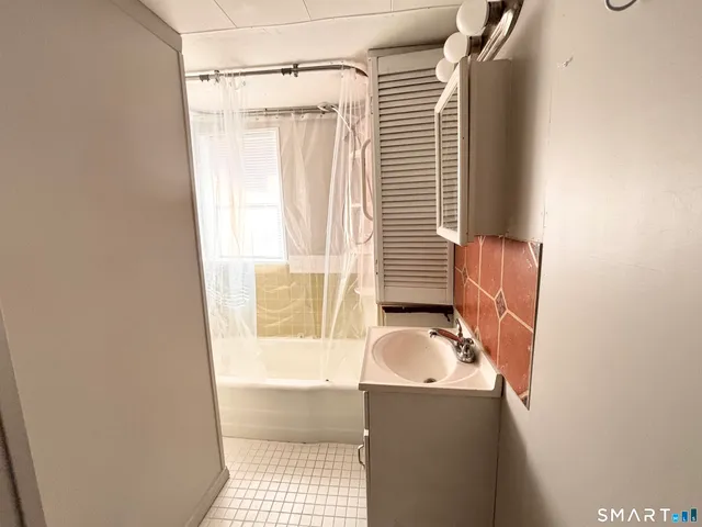 $1,250 | 12 Mountain Avenue, Unit 1, New London, CT 06320